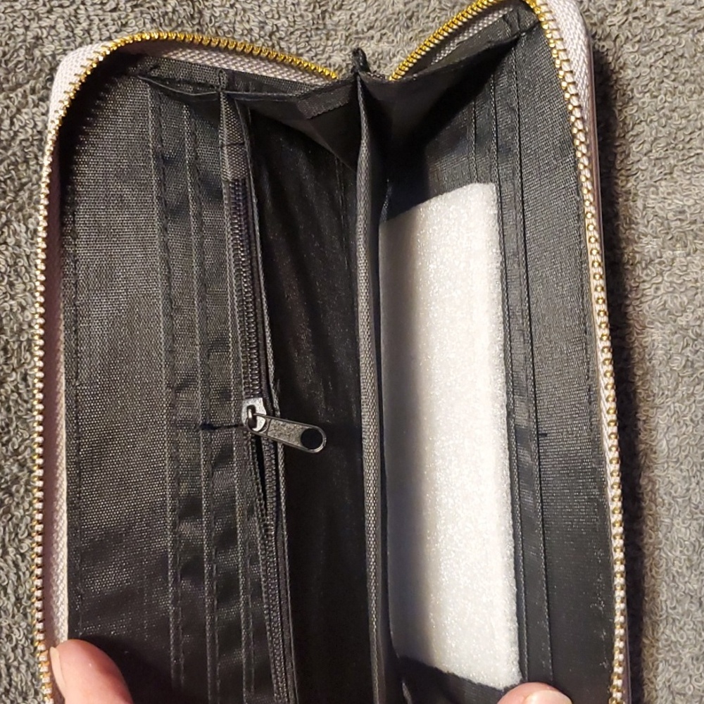 BNWT: Irendescent Wallet - Picture 6 of 9
